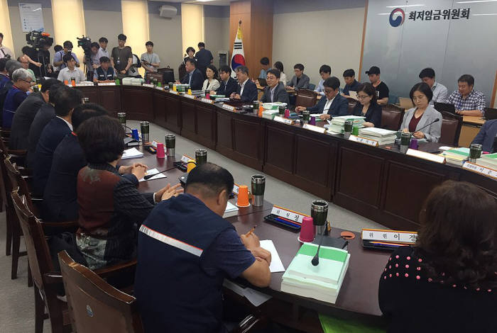 최저임금위원회 전원회의 모습.