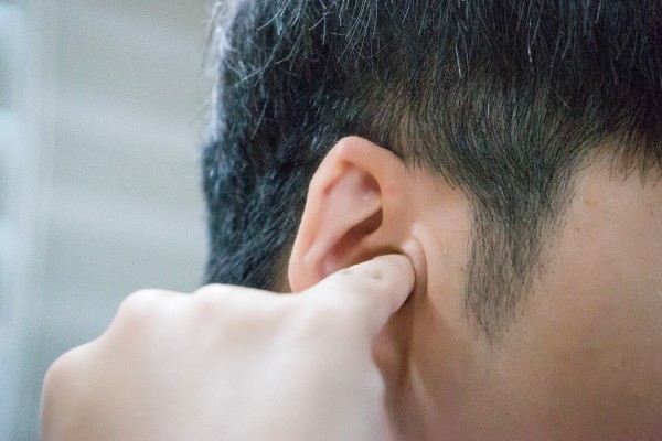 귀지를 무조건 파내는 것은 염증이 발생할 우려가 있어 주의해야 한다. 사진제공=고대안산병원