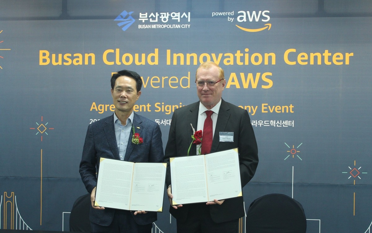 신창호 부산시 미래산업국장과 피터 무어(Peter Moore) AWS 아태지역 공공부문 총괄이 협약식을 갖고 있다.