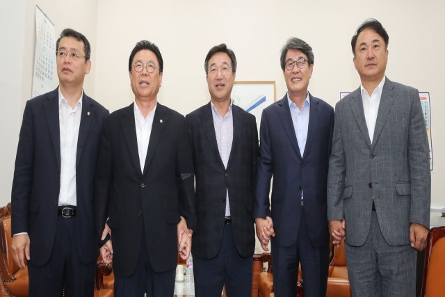 여야 5당 사무총장들이 29일 국회에서 만나 일본 수출규제 대책마련을 위한 '민관정협의회'를 출범키로 합의했다. 왼쪽부터 임재훈 바른미래당, 박맹우 자유한국당, 윤호중 더불어민주당, 김광수 민주평화당, 권태홍 정의당 사무총장.