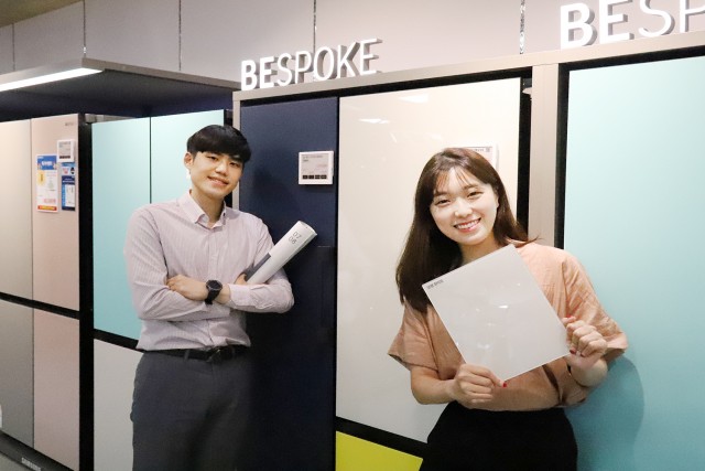 롯데하이마트가 이달 31일까지 냉장고 36개월 무이자할부 행사를 벌인다. 롯데하이마트 대치점에서 모델들이 행사 냉장고를 선보이고 있다.