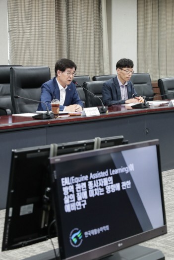 방역직무 종사자 힐링승마 효과 연구결과 발표회. 한국마사회 김낙순 회장(왼쪽)