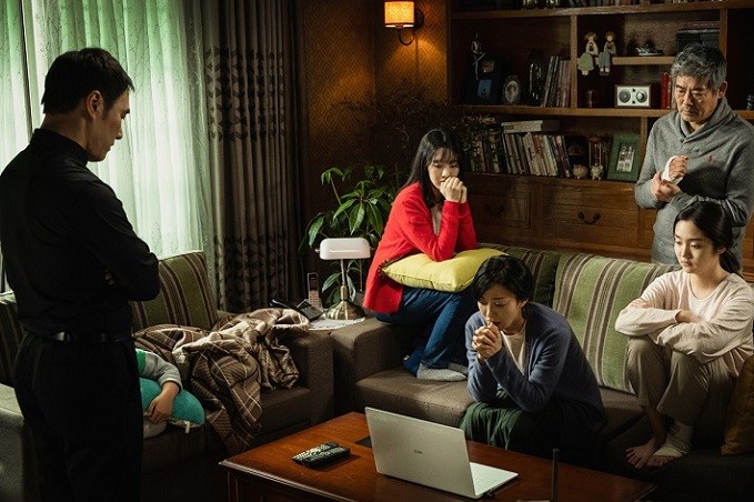악마가 차례로 가족으로 변신하고 가족들은 서로를 의심하고 믿지 못한다. 가족이 분열 되면서 영화는 극도의 공포를 선사한다. (영화 '변신' 보도스틸 = ㈜에이스메이커무비웍스)