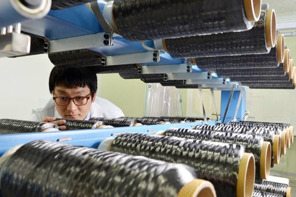 A researcher from Hyosung R&D Business Labs is examining carbon fiber. (Reference: The Electronic Times)