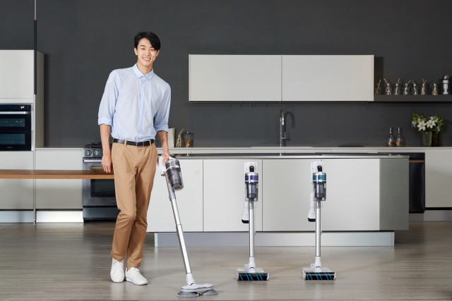 삼성전자 모델이 무선 청소기 제트 신제품을 선보이고 있다.
