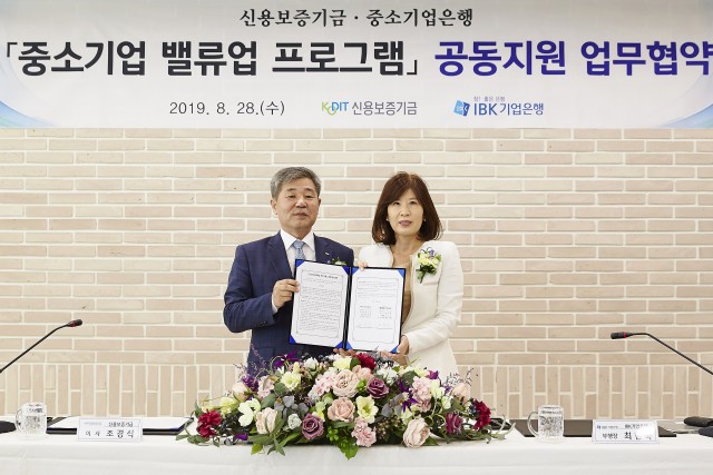 28일 서울 을지로 IBK파이낸스타워에서 최현숙 기업은행 여신운영그룹 부행장(오른쪽)과 조경식 신용보증기금 이사가 ‘중소기업 밸류업 프로그램 공동지원 업무협약식’을 마치고 기념촬영을 하고 있다.