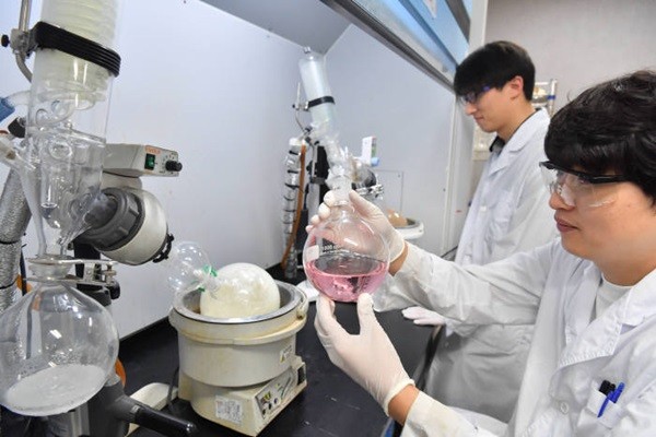 Material Science’s researchers are working on synthesis and chemical separation work with OLED materials.  Staff Reporter Park, Jiho | jihopress@etnews.com