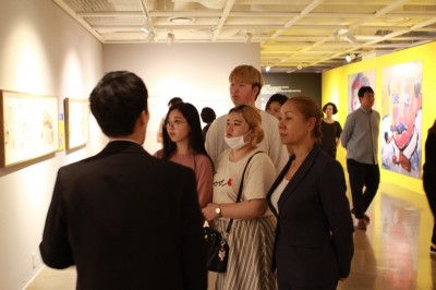 해밀학교 인순이 이사장과 학생들이 작품을 관람하고 있다. 사진=게임빌.