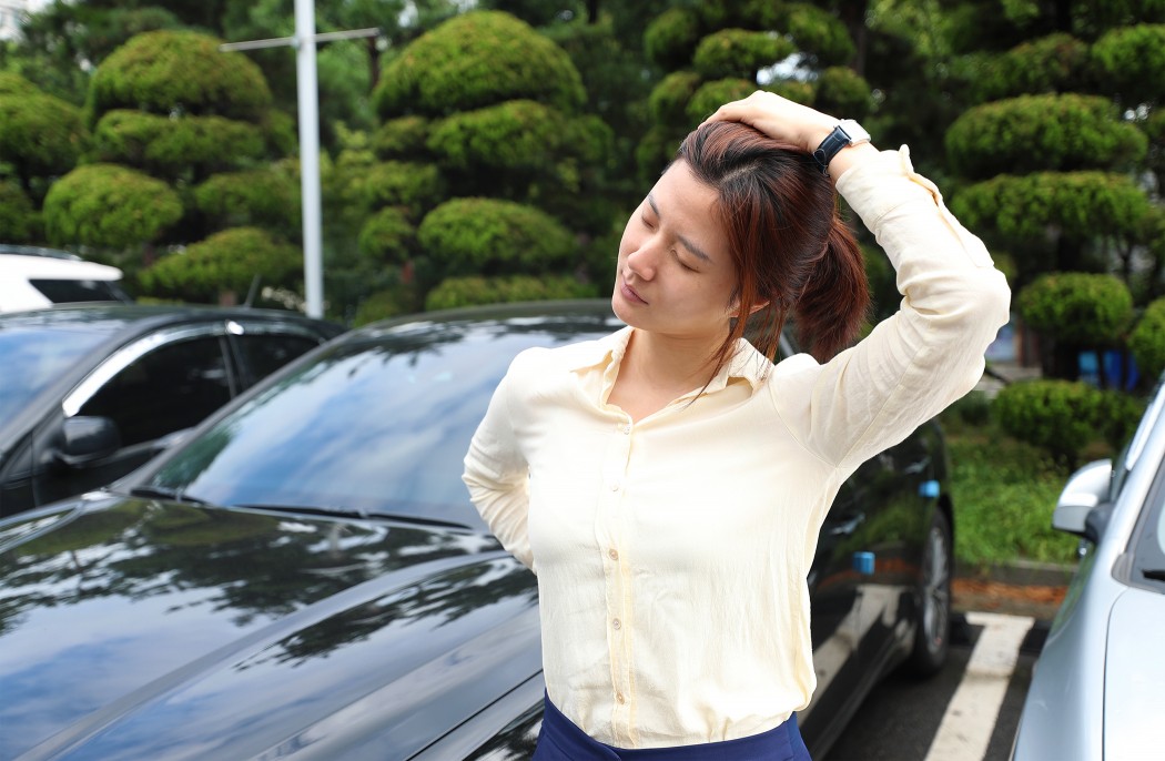 명절 후유증을 최소화하기 위해서는 수시로 스트레칭을 해 뭉친 근육을 풀어주거나 마사지를 해야 한다. 사진제공=고려대 구로병원
