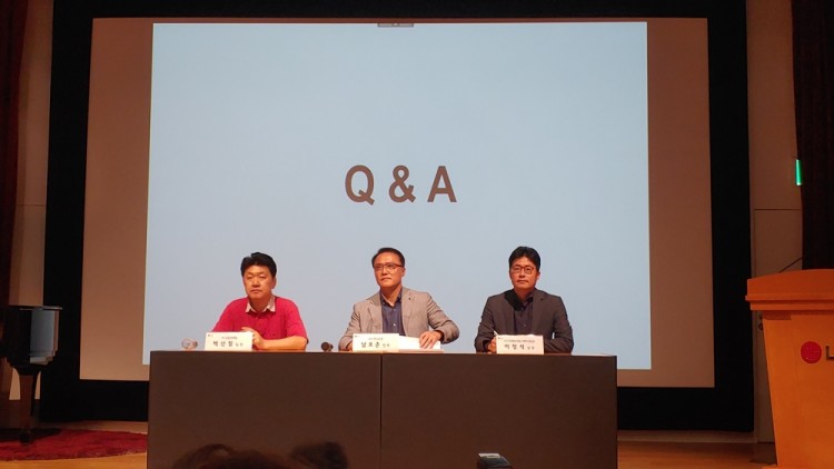 (왼쪽부터)백선필 LG전자 TV 상품 전략팀 팀장, 남호준 HE연구소장 전무, 이정석 HE마케팅커뮤니케이션담당 상무가 기자들 질문에 답하고 있다.