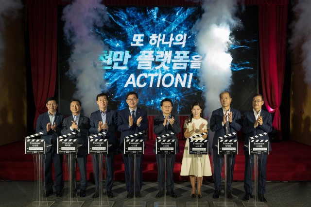 20일 서울시 중구 농협은행 본점에서 김광수 농협금융지주회장과 이대훈 농협은행장이 행사를 마치고 임직원들과 함께 기념 촬영을 하고 있다. 왼쪽부터 김남열 농협은행 디지털채널부장, 이창호 농협은행 경영기획부문 부행장, 이익중 농협은행 상근감사위원, 이대훈 농협은행장, 김광수 농협금융지주 회장, 남유선 농협금융지주 사외이사, 최창수 농협금융지주 부사장, 남영수 농협은행 디지털금융부문 부행장.