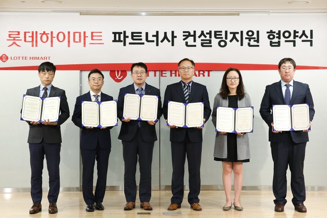 롯데하이마트가 24일 상생협력의 일환으로 '롯데하이마트 파트너사 컨설팅 지원사업' 협약식을 진행했다. 이날 서울 대치동 롯데하이마트 본사 사옥에서 진행한 협약식에 롯데하이마트 황영근 상품본부장(왼쪽에서 3번째)과 파트너사 임직원들이 기념촬영을 하고 있다.