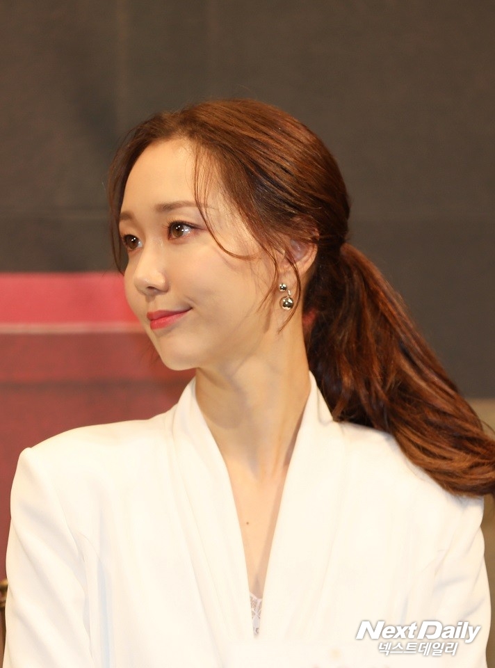 배우 이유영이 1일 오후 서울 강남구 임피리얼팰리스 호텔에서 열린 드라마 '모두의 거짓말' 제작발표회에 참석했다. 극중, 국회위원 집안의 막내딸 김서희 역을 맡았다. (사진 = 김승진 기자)