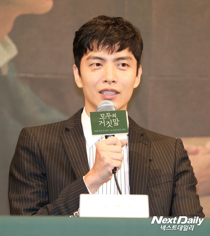 극중, 서울지방경찰청 광수대 경위 조태식 역을 맡은 배우 이민기가 1일 '모두의 거짓말' 제작발표회에 참석해 질문에 답하고 있다. (사진 = 김승진 기자)