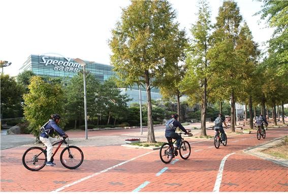 희망길벗 힐링 자전거교실 참가자들이 광명 스피돔에서 라이딩 교육을 받고 있다.