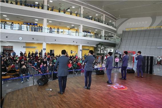 광명 스피돔 라운지 무대에서 열리는 공연을 즐기고 있는 관객들