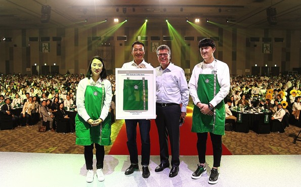 오늘 일산 킨텍스에서 스타벅스 국내 모든 매장의 점장들이 모인 '스타벅스 코리아 리더십 컨퍼런스'에서 존 컬버 스타벅스 글로벌 총괄 사장(사진 오른쪽 2번째)이 깜짝 방문했다. 내년 한국에 수익 기부형 매장인 커뮤니티 스토어 2호점을 오픈하며 지역사회와의 상생 활동을 강화해 나갈 예정임을 공개하면서 스타벅스커피 코리아 송호섭 대표이사(사진 오른쪽 3번째)에게 커뮤니티 스토어를 상징하는 녹색 앞치마를 전달하고 있다. 출처=스타벅스
