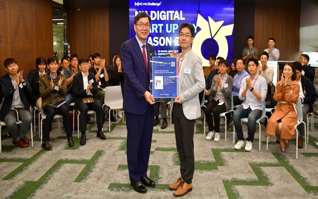 이대훈 은행장(왼쪽)이 서울 서초구 소재 NH디지털챌린지+ 2기 입주기업 대표에게 입주 현판을 전달하고 있다.