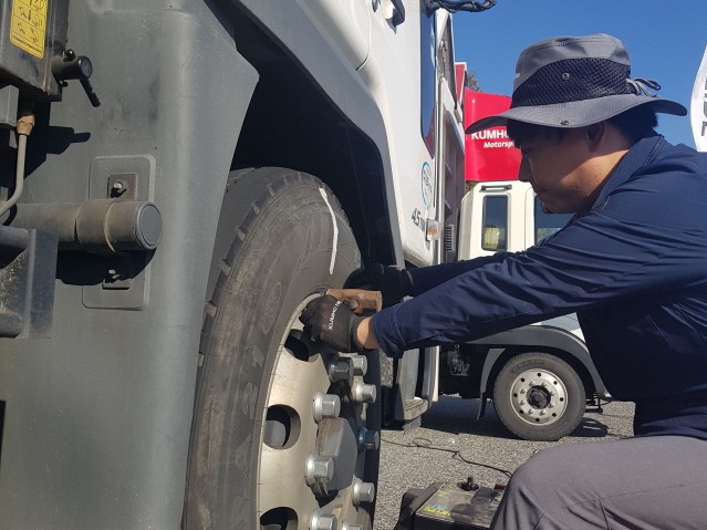 금호타이어, 트럭버스 타이어 안전점검 캠페인 실시 