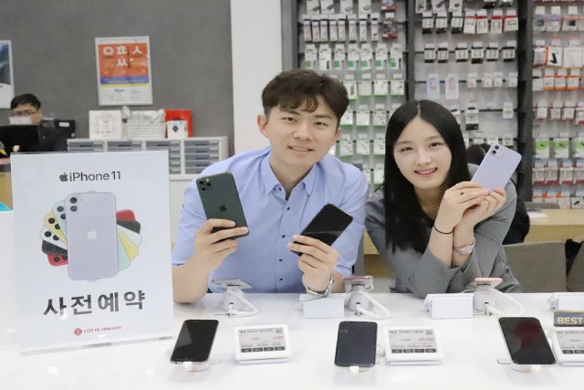 롯데하이마트가 ‘아이폰11’의 사전예약 판매를 오는 24일까지 진행한다. 롯데하이마트 대치점에서 모델들이 아이폰11을 선보이고 있다.
