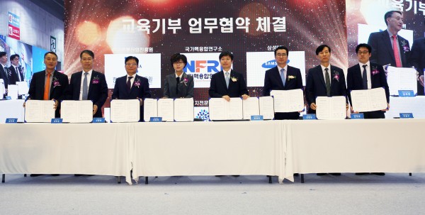 ‘2019 대한민국 교육기부 박람회’의 주요 행사인 ‘ 2019 대한민국 교육기부 대상 시상식’에서 NS홈쇼핑이 교육부, 한국과학창의재단과 교육기부를 내용으로 3자 업무 협약을 맺었다. 왼쪽 세번째부터 NS홈쇼핑 조항목 부사장, 교육부 서유미 차관(보), 한국과학창의재단 안성진 이사장과 교육부 체결 기관 대표자 들이 기념 촬영 하고 있다.