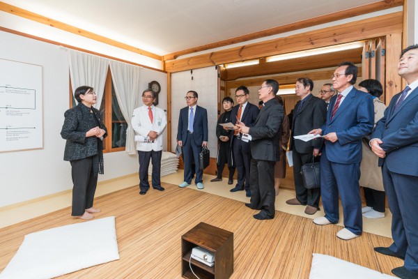 지난 10월 31일 이대서울병원에서 개최된 ‘보구녀관 개관 132주년 기념 비전 세미나’ 참석자들이 세미나 후 보구녀관 내 전시 시설을 둘러보고 있다.
