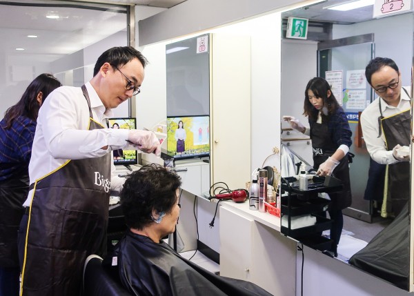 동아제약이 관내 노인을 대상으로 염색 봉사활동 ‘비겐어게인 캠페인’ 실시하고 있다.