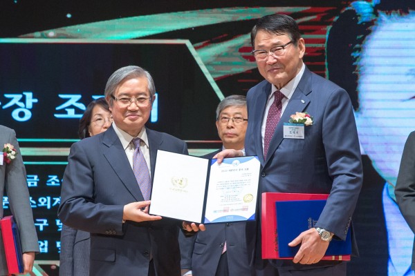 2019 대한민국 봉사대상. 김성재 총재(한국유엔봉사단)과 조재기 국민체육진흥공단 이사장(오른쪽)