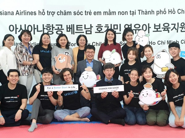 아시아나항공이 5일(수) 유니세프와 베트남 호찌민 『타오 응우옌 샨(Thao Nguyen Xanh) 센터』를 방문해, 영유아 보육지원 사업을 실시했다. 이날 행사에 참석한 아시아나항공 조영석 커뮤니케이션부문 상무(두번째줄 오른쪽에서 네번째), 유니세프 한국위원회 이기철 사무총장(앞줄 오른쪽 네번째), 유니세프 베트남 사무소 레슬리 밀러 부대표(앞줄 오른쪽에서 다섯번째)가 아시아나항공 임직원 및 호찌민시 교육부 관계자들과 함께 기념촬영을 하고 있다.
