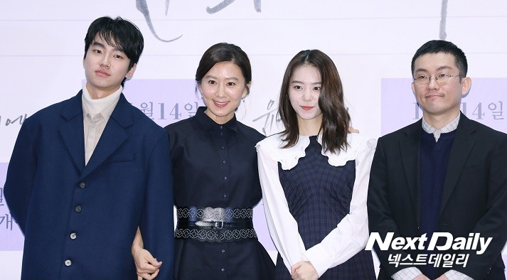 5일 오후 서울 광진구 롯데시네마 건대입구점에서 열린 영화 '윤희에게' 언론·배급시사회에 참석한 배우 성유빈, 김소혜, 김희애 그리고 임대형 감독.