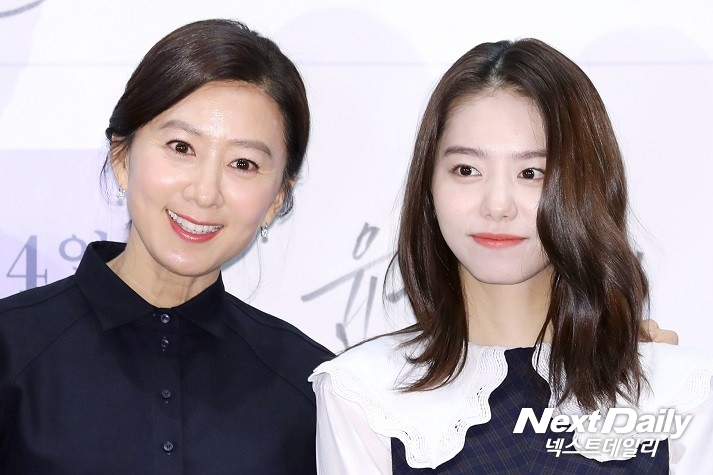 배우 김희애와 김소혜가 5일 오후 서울 광진구 롯데시네마 건대입구점에서 열린 영화 '윤희에게' 언론·배급시사회에 참석했다. 둘은 극중 모녀로 호흡을 맞췄다.