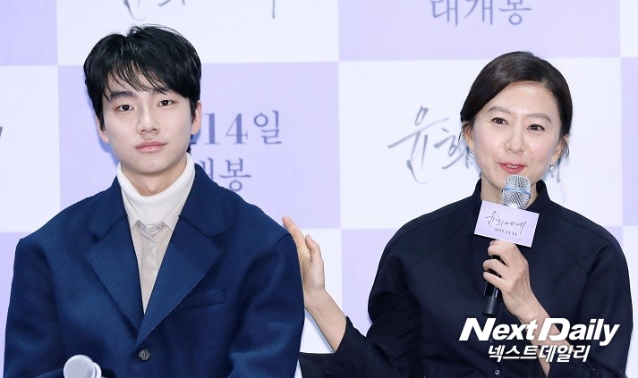 배우 성유빈과 김희애가 5일 오후 서울 광진구 롯데시네마 건대입구점에서 열린 영화 '윤희에게' 언론·배급시사회에 참석해 기자들의 질문에 답하고 있다.