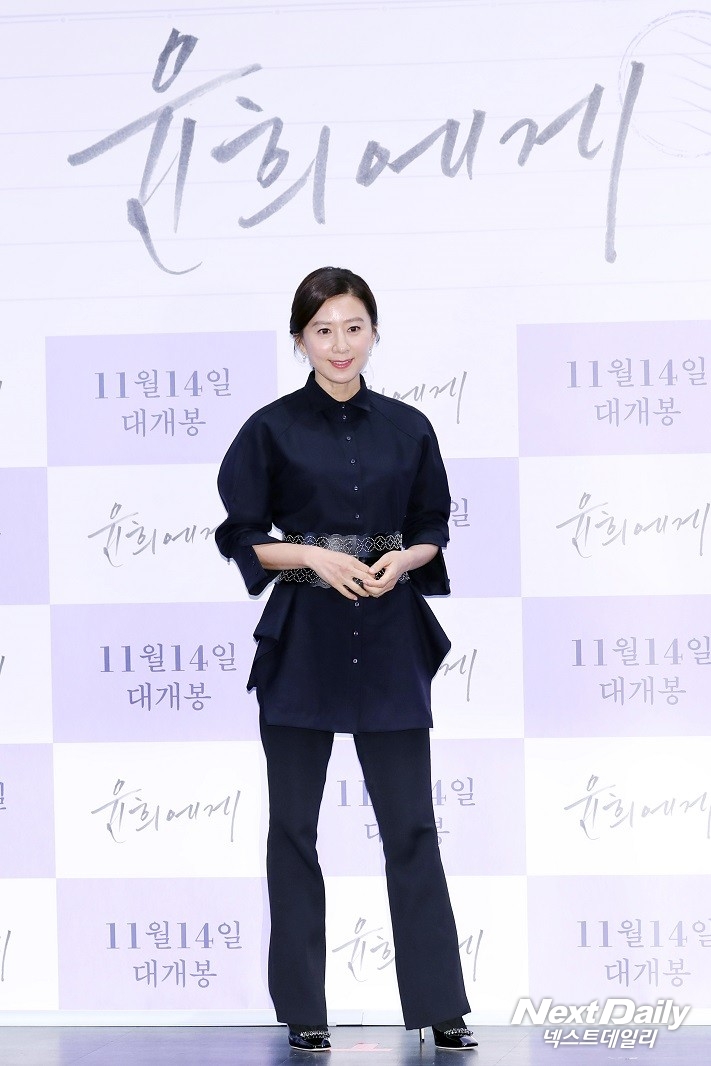 배우 김희애가 5일 오후 서울 광진구 롯데시네마 건대입구점에서 열린 영화 '윤희에게' 언론·배급시사회에 참석해 포즈를 취하고 있다.