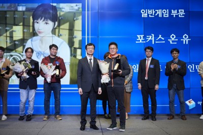 스마일게이트 엔터테인먼트 김대진 본부장(중앙 우측)이 문화체육관광부 김현환 콘텐츠정책국장(중앙 좌측)으로부터 이달의 우수게임상을 수상하고 있다. 사진=스마일게이트엔터테인먼트.