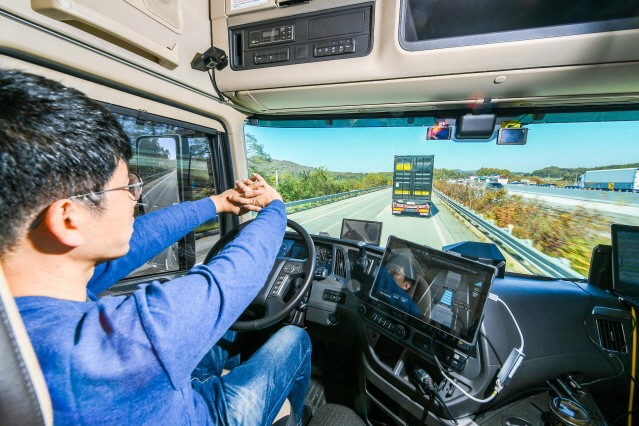 현대차, 대형트럭 고속도로 군집주행 국내 최초 시연 성공