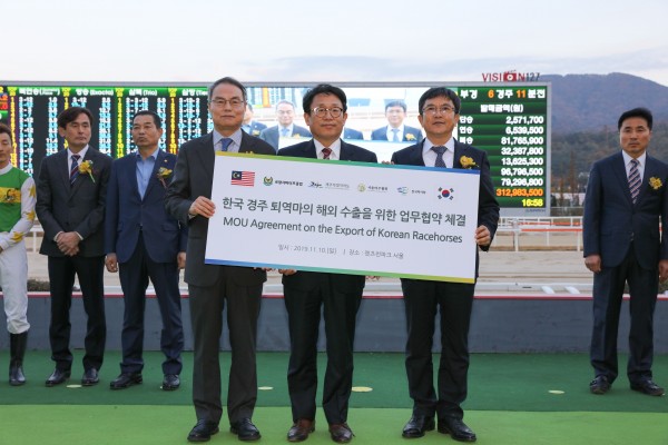 한국경주 퇴역마의 해외수출을 위한 MOU 기념행사. 왼쪽부터 서울마주협회 조용학 부협회장, 한국마사회 김종국 경마본부장, 제주특별자치도 이우철 농축산식품국장.