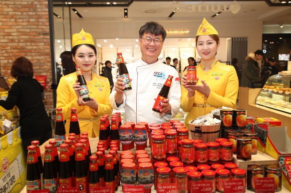 오뚜기가 롯데백화점 스타시티점 식품관에서 소비자들을 대상으로 '오뚜기 대전' 브랜드 홍보행사와 여경래 셰프의 사인회를 진행하고 있다. 출처=오뚜기