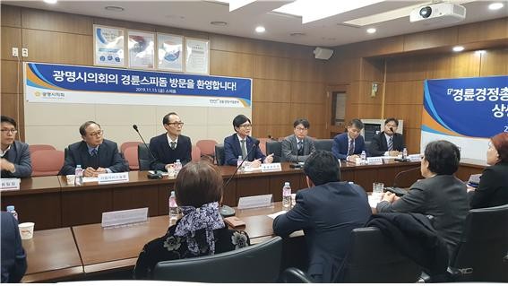 정병찬 경륜경정총괄본부장(가운데)이 간담회에서 인사말을 하고 있다