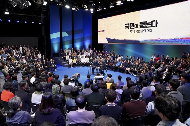 문재인 대통령은 임기 반환점을 맞아 19일 저녁 생방송으로 진행된 국민과의 대화에 출연, 국민 패널 300명이 질문한 경제사회 정치안보 전반에 대한 질의에 답했다. 사진=청와대