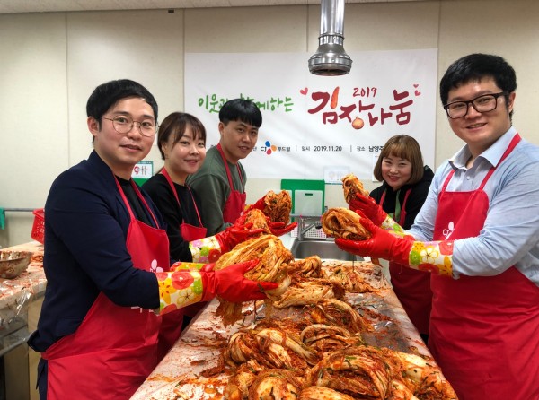 CJ푸드빌 임직원들이 지난 20일 경기 남양주에 위치한 남양주청소년수련관에서 따뜻한 겨울나기를 위한 2019 김장 나눔 행사를 진행했다.