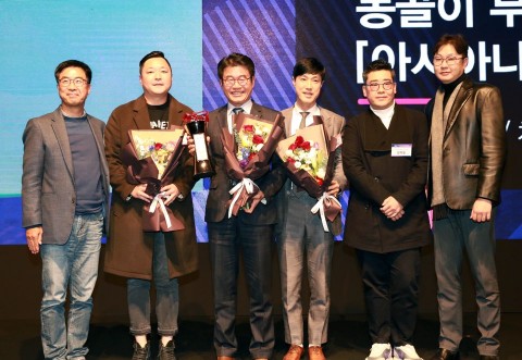 아시아나항공이 22일(금), 롯데호텔에서 열린 「2019 대한민국 광고대상」에서 '오디오부문' 대상을 수상 했다. 아시아나항공 조영석 커뮤니케이션 담당 상무(왼쪽에서 세번째)가 타이거밤 김기범 대표(왼쪽에서 두번째), 차이커뮤니케이션 최영섭 대표(왼쪽에서 네번째) 등과 함께 기념촬영을 하고있다.