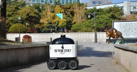캠퍼스를 누비는 자율주행 배달로봇..건국대와 우아한 형제들 손잡고 시범서비스