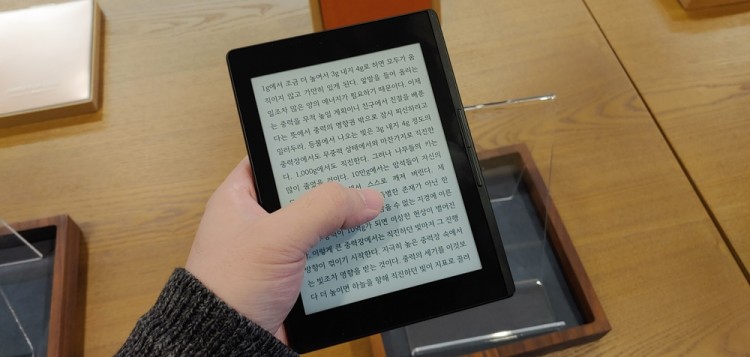 5일 카페 북쌔즈에서 공개된 리디페이퍼는 또렷한 글씨를 통한 높은 가독성과 빠른 페이지 넘김이 특징이다.