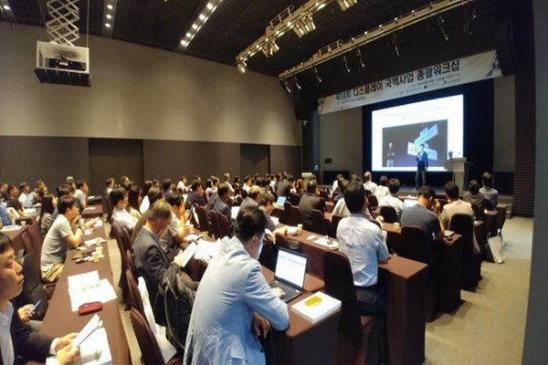 Experts from various industries, universities, and research institutes who participated in the 14th Display National Project Workshop that was held at Phoenix condo in Pyeongchang on the 24th of July are listening closely to an announcement.  (Source: The Electronic Times)