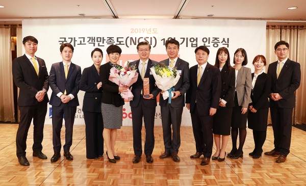 10일 서울 중구 소재 롯데호텔에서 진행된 '2019 국가고객만족도(NCSI) 1위 기업 인증식'에서 (왼쪽에서 5번째)이계성 KB국민은행 여신그룹 부행장, (왼쪽에서 6번째)성채현 국민은행 소비자브랜드전략그룹대표가 KB국민은행 소비자보호부 직원들과 기념촬영을 하고 있다.