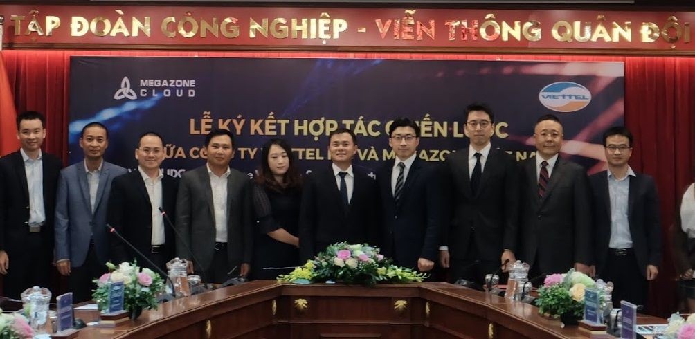 베트남 하노이 비엣텔 그룹 본사에서 이주완 메가존 클라우드 대표, 따오 득 탕(Tào Đức Thắng) 비엣텔 그룹 부사장과 관계자들이 전략적 업무협약을 체결했다. 사진제공=메가존 클라우드