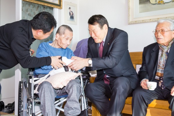 장창선옹(왼쪽에서2번째)과 조재기 이사장(왼쪽에서3번째)