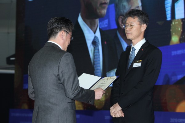 LG디스플레이가 세계 최초 롤러블 OLED 패널로 2019 대한민국 기술대상 대통령상을 수상했다. 13일 서울 코엑스에서 열린 2019 대한민국 기술대상 시상식에서 정승일 산업통상자원부 차관(왼쪽)이 오창호 LG디스플레이 TV사업부장 부사장(오른쪽)에게 대통령상을 전달하고 있다.