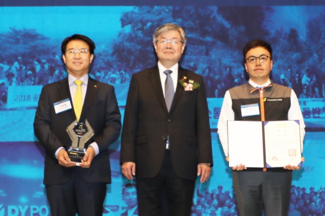 13일 오후 서울시 서초구 ‘엘타워’에서 열린 ‘2019 노사문화유공 정부포상 시상식'에서 이동철 KB국민카드 사장(왼쪽)과 이경진 전국사무금융서비스노동조합 KB국민카드지부장(오른쪽)이 대통령상 수상 후 이재갑 고용노동부 장관(가운데)과 기념 촬영을 하고 있다.