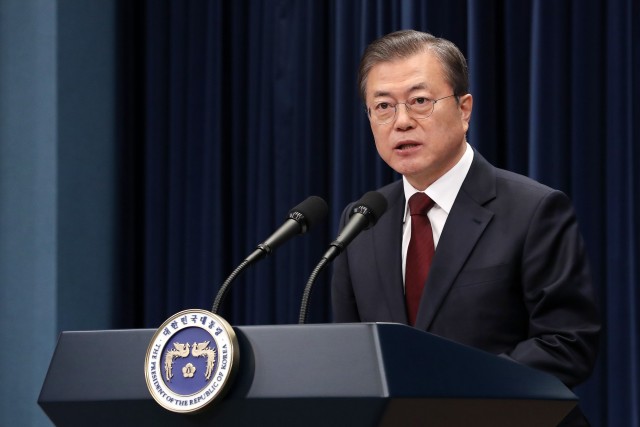 문재인 대통령이 17일 오후 청와대 춘추관을 직접 찾아 차기 국무총리 후보자로 정세균 전 국회의장을 지명한다고 밝히고 있다.